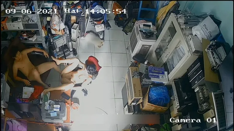 Cô vợ anh xã chịch nhau trong của buồi máy tính